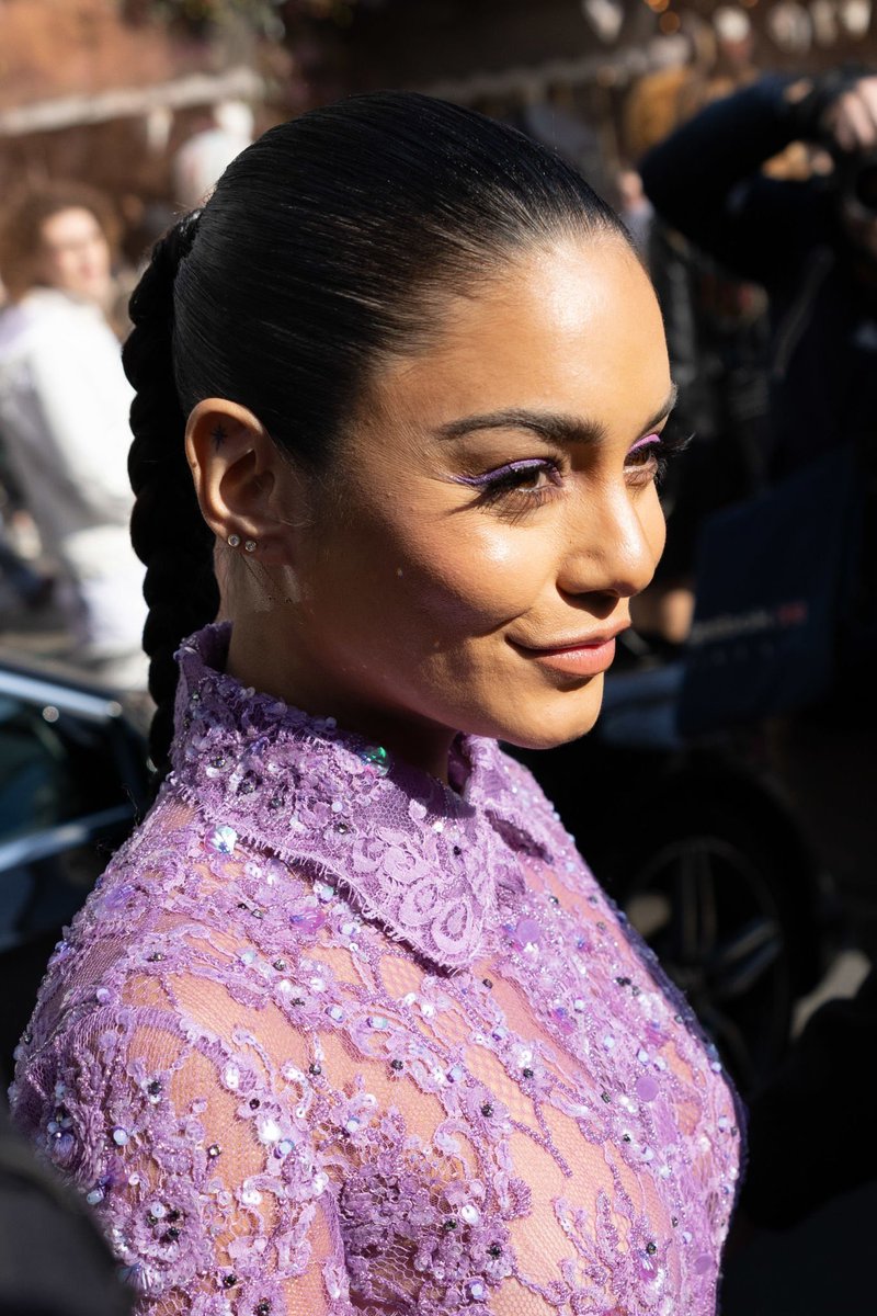SourceHudgensFR's tweet photo. 📸| Vanessa Hudgens au défilé Valentino Pink PP Women's Wear à la Fashion Show @ Paris - 6 mars. https://t.co/3evDo6HS58