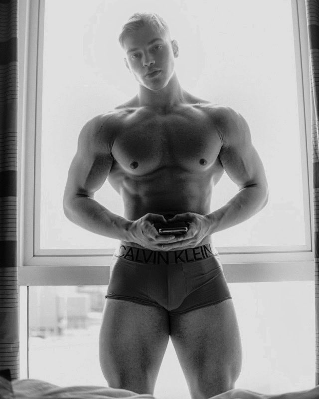 „Hey babe, hope you don’t me doing some special workout with you.“

Cedric is ready for the Seductive Sunday.