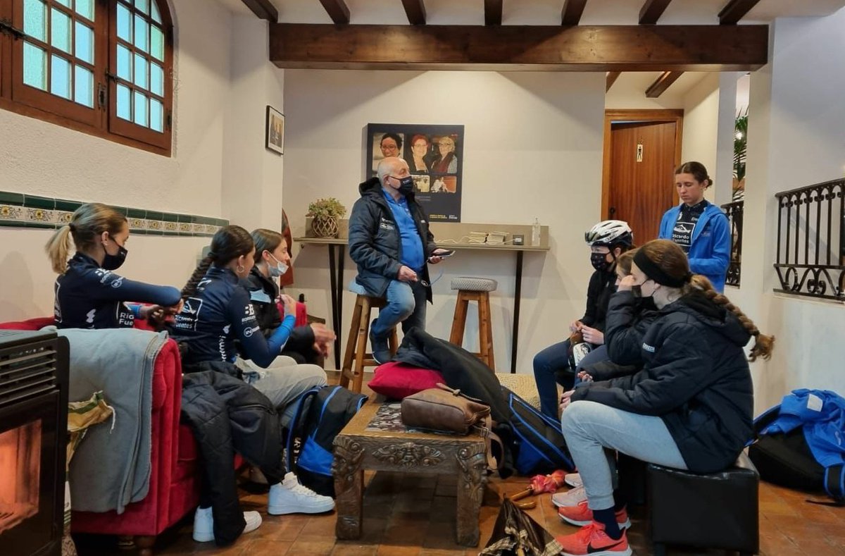 🖼️ Dos imágenes para explicar un muy buen fin de semana para Valverde Team-Ricardo Fuentes.

✅ La concentración de las féminas previa a la carrera de Ondara, donde el equipo ha completado una destacada actuación a pesar de la lluvia.