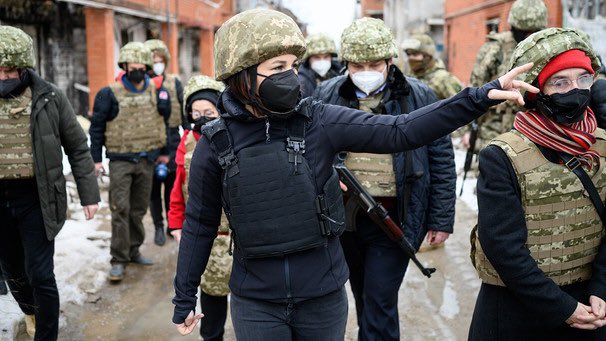 Vor 3 Wochen haben die Leute noch über Annalena Baerbock gelacht, als sie mit Helm und Schussweste in der Ukraine war.