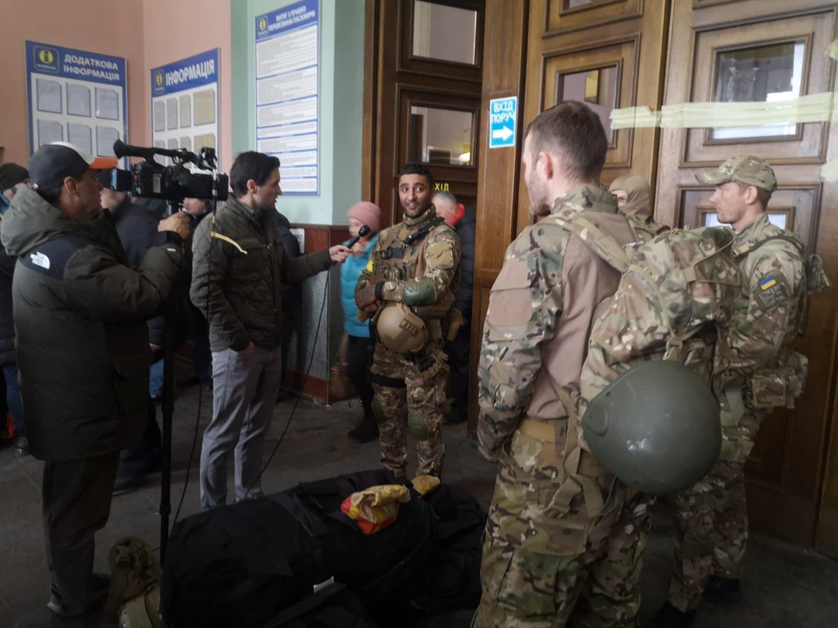 ogamoris's tweet photo. Former British Royal Marines have come to Ukraine to help fight Russians. Ben says he felt ‘massively’ compelled to help https://t.co/k7358YhRTP
#UkraineRussianWar 
#Ukraine️ 
#StopPutinNOW 
#ClosetheSkyoverUkraine https://t.co/TORZOE2JvB