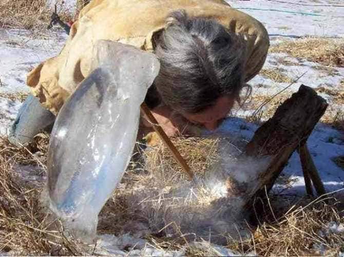 Добыча огня трением. Добыть огонь с помощью. Приспособление для добывания огня. Разжигание огня палкой. Бушкрафт кресало.