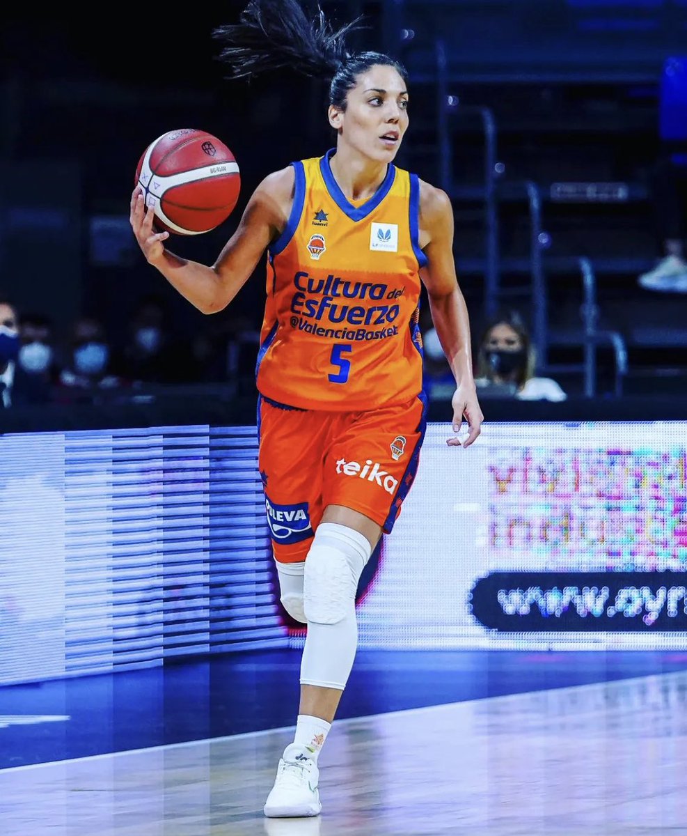 anaislopez23's tweet photo. Cristina Ouviña sigue siendo la reina de las asistencias en la #LFEndesa

🤯 Lleva 8️⃣9️⃣ asistencias en 17 partidos
📈 5.2 de promedio

🔍 Además lleva:
✅ 2 partidos de 1️⃣0️⃣ asistencias
✅ 2 partidos de 0️⃣9️⃣ asistencias
✅ 9 partidos de 0️⃣5️⃣ o más asistencias

B R U T A L. https://t.co/1WR7qZFe8m