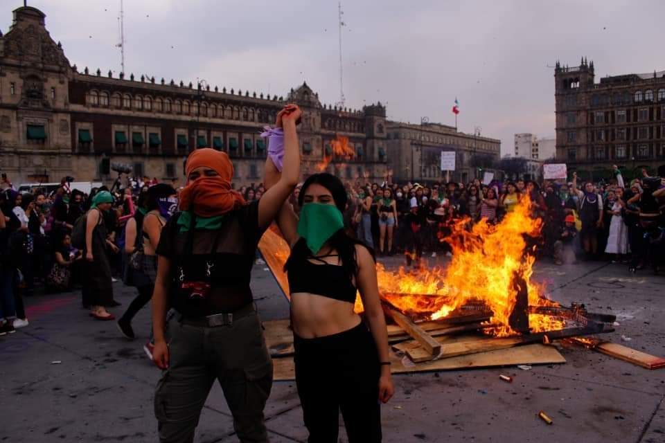 Covaaa13's tweet photo. Ya va entonces los "NO RAYEN MONUMENTOS PORQUE ALGUIEN MÁS LOS LIMPIA" ¿ son los mismos que acaban de asesinar a sangre fría a sus hermanos de nación?
#LutoNacional #SIHAYMUERTOS https://t.co/u8k4DA1cNQ
