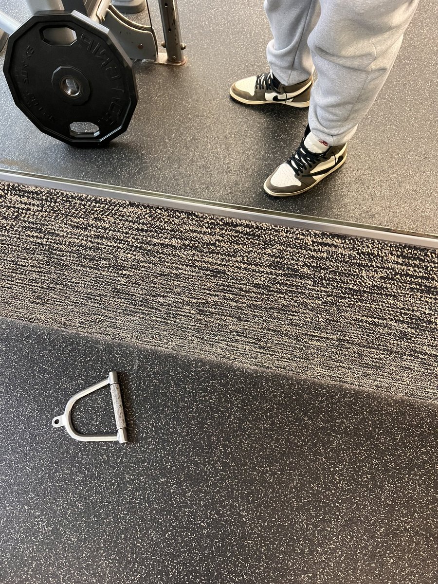 Mattyfi_'s tweet photo. Wear your shoes (not on leg day tho) https://t.co/U3zBiTPJzE