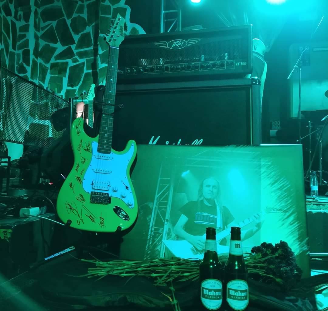 Lo de anoche fue muy grande.volver a los escenarios y por ti ladrón...VICENTE ONE MORE RIFF... para siempre!!! R&amp;R