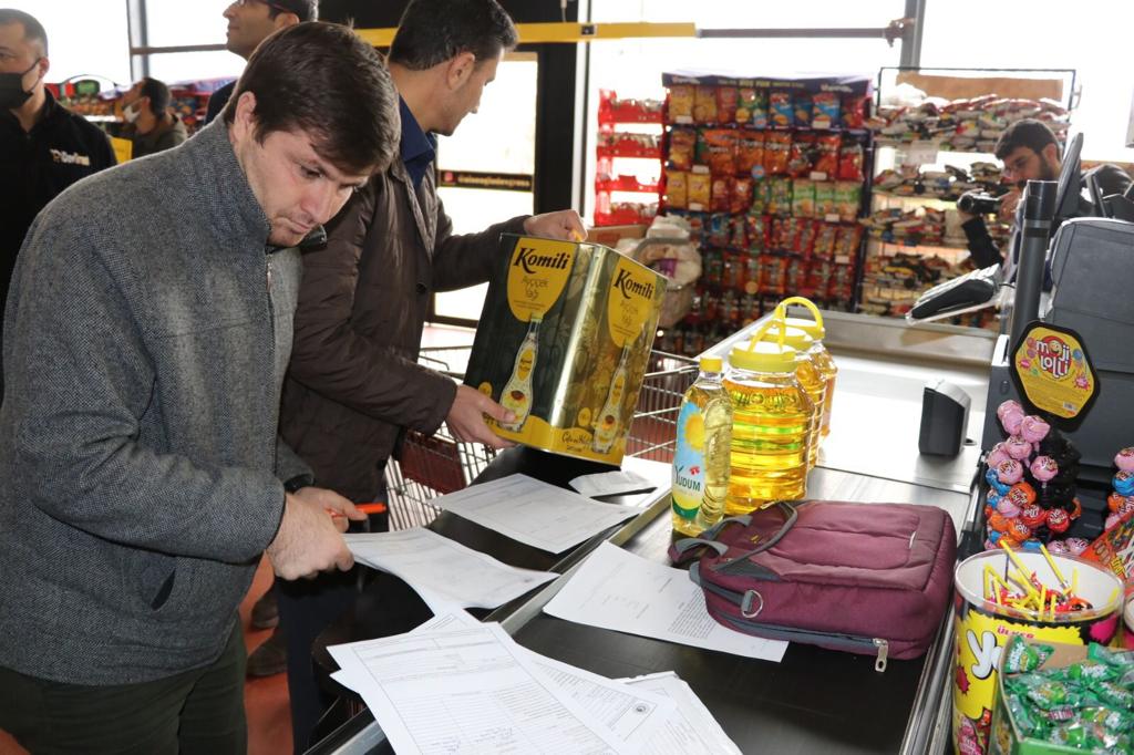 Abdullah_Erin47's tweet photo. Ticaret İl Müdürlüğümüz personeli ve Büyükşehir Belediyesi Zabıtasından oluşan ekiplerimizle, marketlerdeki yağ fiyatları ve stokçuluğa karşı denetimlerimiz aralıksız  devam ediyor. https://t.co/WRq32exdEF