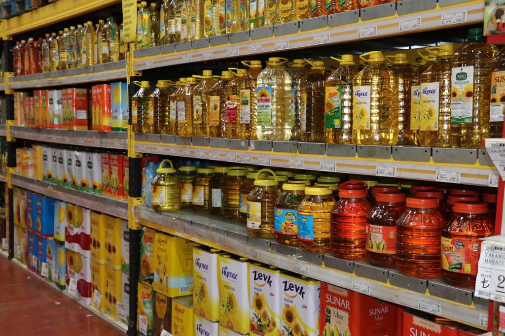 Abdullah_Erin47's tweet photo. Ticaret İl Müdürlüğümüz personeli ve Büyükşehir Belediyesi Zabıtasından oluşan ekiplerimizle, marketlerdeki yağ fiyatları ve stokçuluğa karşı denetimlerimiz aralıksız  devam ediyor. https://t.co/WRq32exdEF