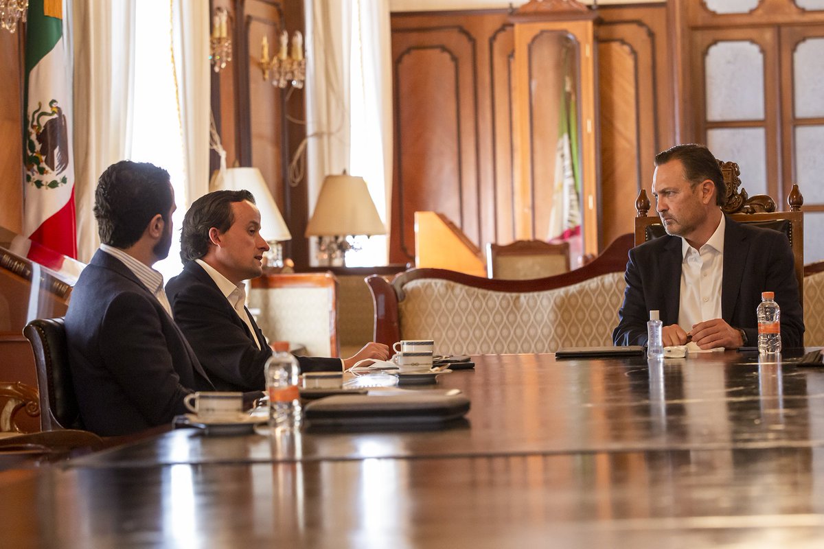 lopezdoriga's tweet photo. Se reúne el gobernador de Querétaro, @makugonz, con @MikelArriolaP, presidente de la Liga BBVA MX, y Gabriel Solares, presidente del Club Gallos Blancos de Querétaro.

Reitera que se dará con los responsables de las agresiones en el Estadio Corregidora. 

"Nadie quedará impune". https://t.co/a7M8I7Xw0w