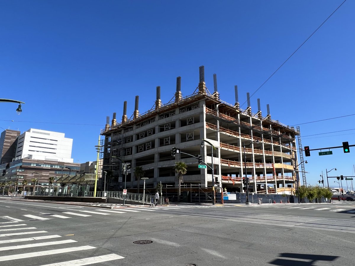 DeadlyDriversSf's tweet photo. Transit oriented car parking continues to grow at mariposa and 3rd St 😵‍💫 https://t.co/AyQvQEYHkJ