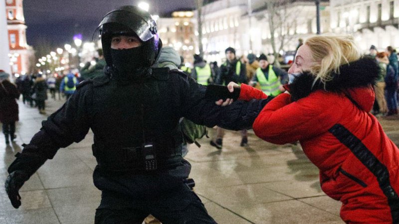 mauroberruto's tweet photo. 4.300 persone che protestavano contro la guerra sono state fermate  dalla polizia in #Russia nella giornata di oggi. 
Il direttore del teatro #Bolshoi si è dimesso.
Tutto questo perché la  #Russia non è #Putin.
#RussiaIsNotPutin 

#StopWar #NoWar #UkraineRussianWar https://t.co/ddSnpindsS