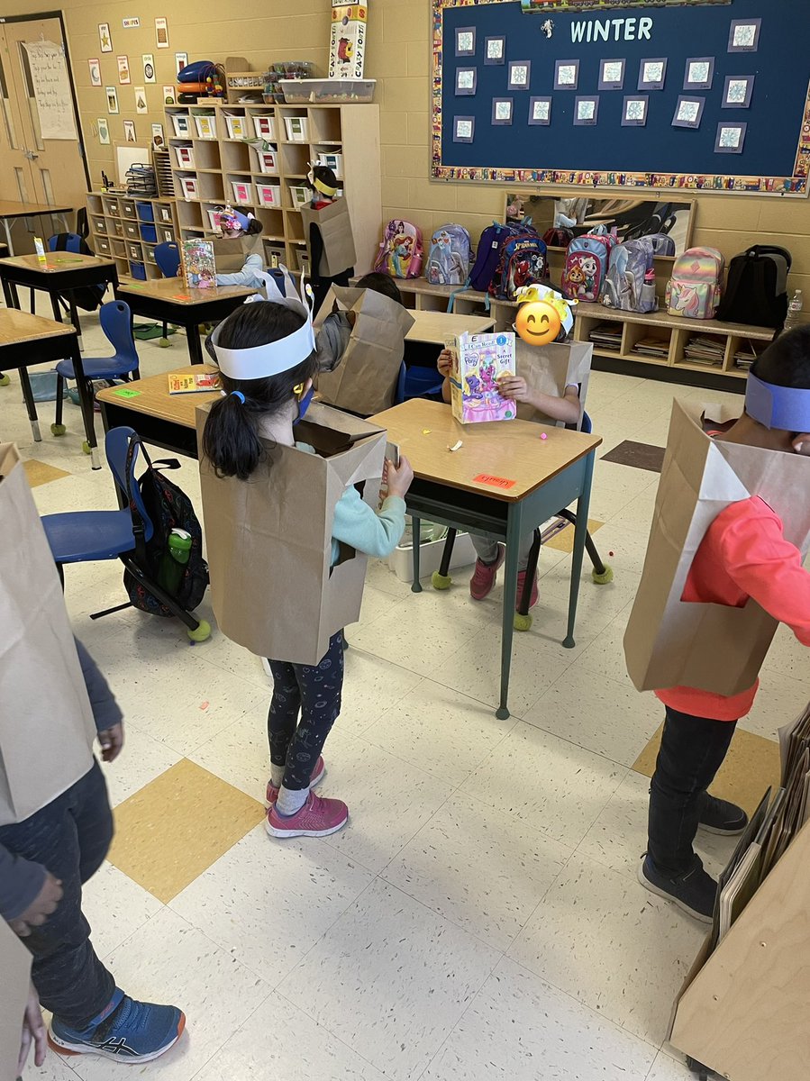 KennedyAlt13's tweet photo. Thursday was Paper Bag Princess Day @Lawfield_HWDSB our kids were so excited to make their own bags and crowns in celebration of one of their favourite stories! @robertmuncher #WorldBookDay #worldbookday2022 #literacy #hwdsb @HWDSB https://t.co/o1NxDvBZNC