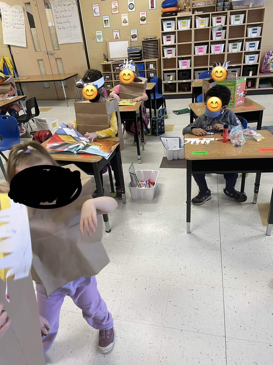 KennedyAlt13's tweet photo. Thursday was Paper Bag Princess Day @Lawfield_HWDSB our kids were so excited to make their own bags and crowns in celebration of one of their favourite stories! @robertmuncher #WorldBookDay #worldbookday2022 #literacy #hwdsb @HWDSB https://t.co/o1NxDvBZNC