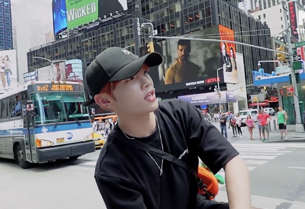 doyoungalaxy's tweet image. Sunkyu au! - 𝗟𝗼𝘀𝘁 𝗶𝗻 𝗡𝗲𝘄 𝗬𝗼𝗿𝗸 

Changmin se perde de seus amigos em New York, procurando encontrar seu grupo, ele acha Kim Sunwoo, outro coreano que se perdeu na Big Apple, rindo da coincidência, os dois resolvem se ajudar e viram amigos. +