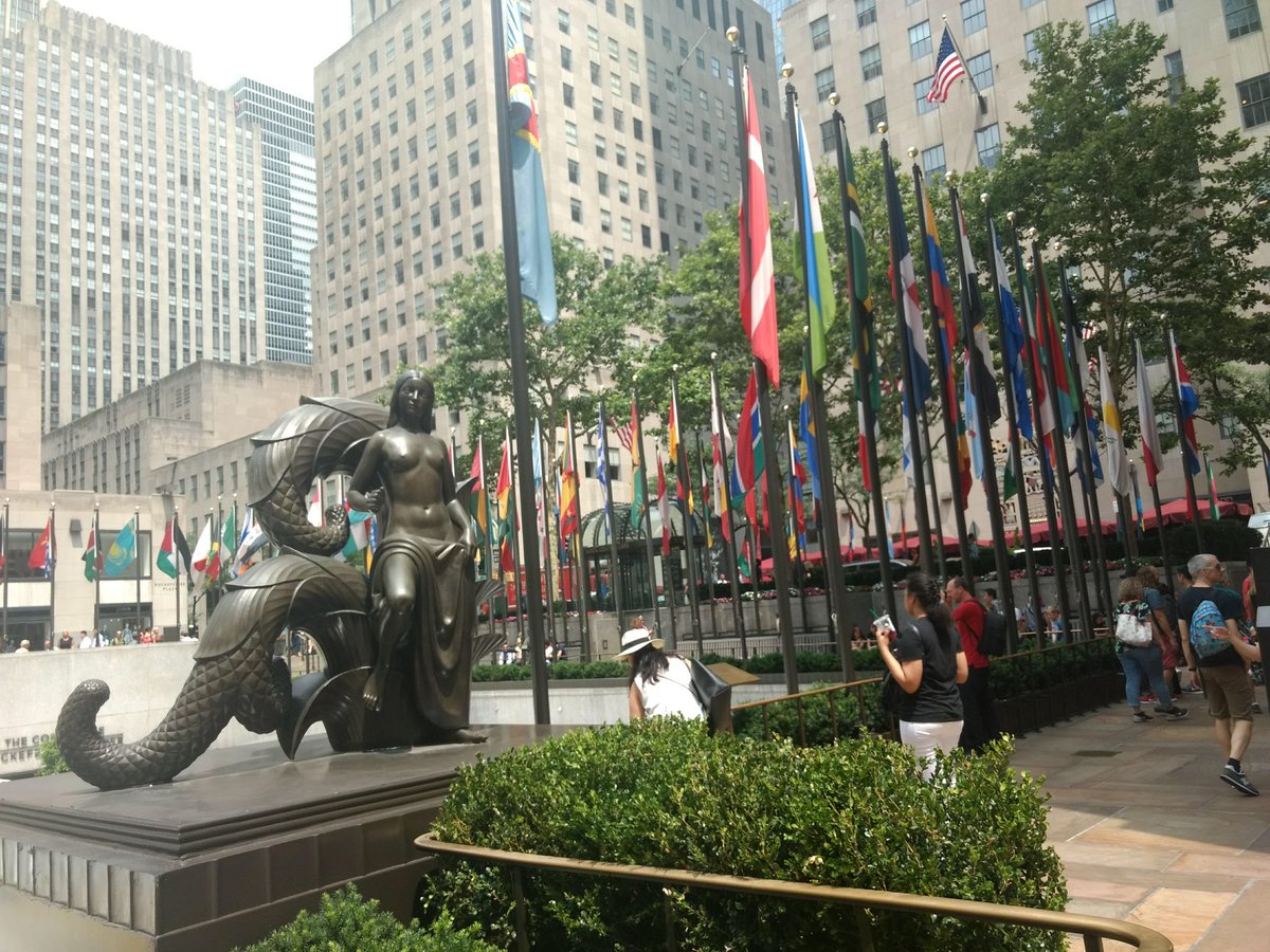 doyoungalaxy's tweet image. Sunkyu au! - 𝗟𝗼𝘀𝘁 𝗶𝗻 𝗡𝗲𝘄 𝗬𝗼𝗿𝗸 

Changmin se perde de seus amigos em New York, procurando encontrar seu grupo, ele acha Kim Sunwoo, outro coreano que se perdeu na Big Apple, rindo da coincidência, os dois resolvem se ajudar e viram amigos. +