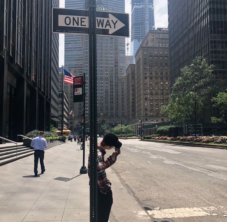 doyoungalaxy's tweet image. Sunkyu au! - 𝗟𝗼𝘀𝘁 𝗶𝗻 𝗡𝗲𝘄 𝗬𝗼𝗿𝗸 

Changmin se perde de seus amigos em New York, procurando encontrar seu grupo, ele acha Kim Sunwoo, outro coreano que se perdeu na Big Apple, rindo da coincidência, os dois resolvem se ajudar e viram amigos. +