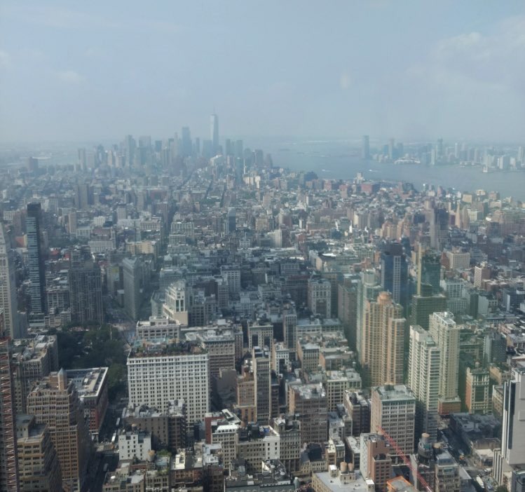 doyoungalaxy's tweet image. Sunkyu au! - 𝗟𝗼𝘀𝘁 𝗶𝗻 𝗡𝗲𝘄 𝗬𝗼𝗿𝗸 

Changmin se perde de seus amigos em New York, procurando encontrar seu grupo, ele acha Kim Sunwoo, outro coreano que se perdeu na Big Apple, rindo da coincidência, os dois resolvem se ajudar e viram amigos. +