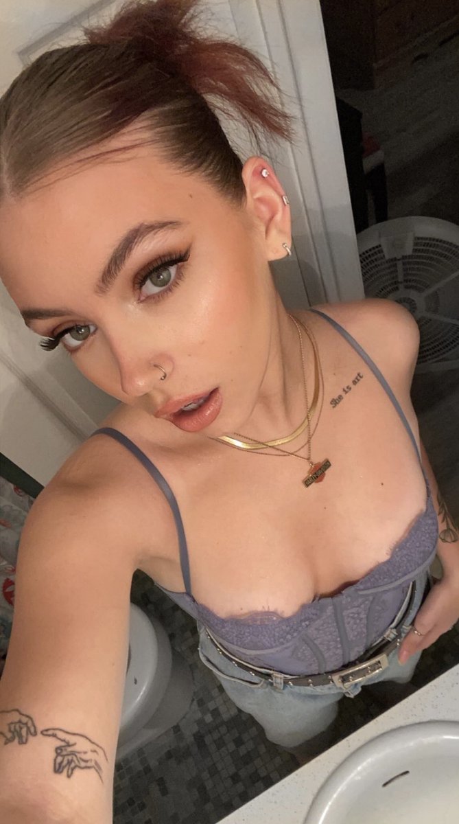 Feeling hot 🥺👉🏼👈🏼