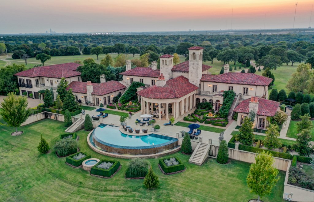 LUXRE's tweet image. This one-of-a-kind Italianate estate spans 14,544 sq ft and sits on 50 acres, offering an oasis of peace and tranquility, with a #vanishingedgepool and panoramic views 🌌

🗝 Kermit Brown Luxury Real Estate, Churchill-Brown &amp;amp; Associates | $6,950,000 USD | luxuryrealestate.com/3574847
