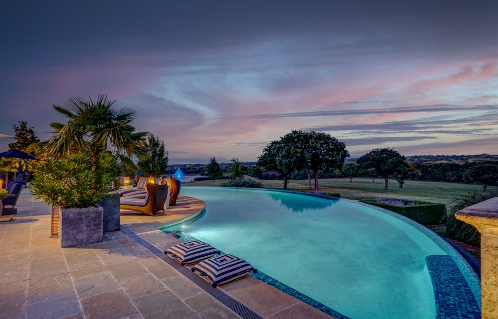 LUXRE's tweet image. This one-of-a-kind Italianate estate spans 14,544 sq ft and sits on 50 acres, offering an oasis of peace and tranquility, with a #vanishingedgepool and panoramic views 🌌

🗝 Kermit Brown Luxury Real Estate, Churchill-Brown &amp;amp; Associates | $6,950,000 USD | luxuryrealestate.com/3574847