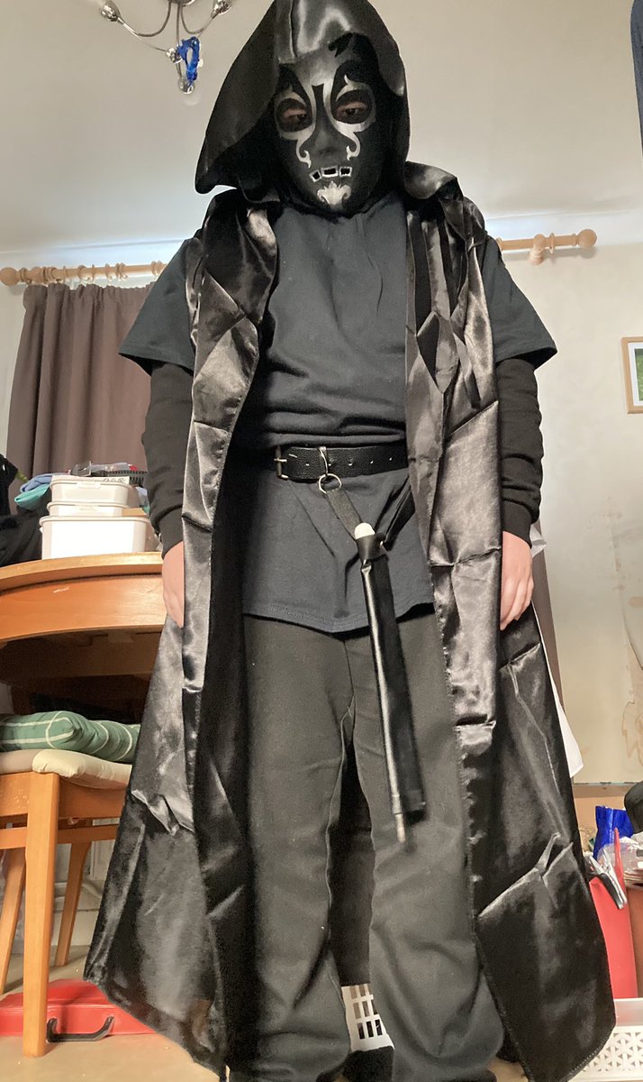 becks_w78's tweet photo. @wbtourlondon My son chose to dress up for #WorldBookDay as a Death Eater! We made the mask, put together a costume and I made the accessories and he chose a death eater wand to take. He absolutely LOVED it! #worldbookday2022 #harrypotter #deatheater https://t.co/JU1WNiH0aU