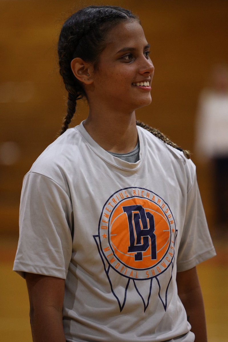 🚨Genesis Santiago was one of the recipients of a scholarship awarded after the last game of the night.  🔥🔥