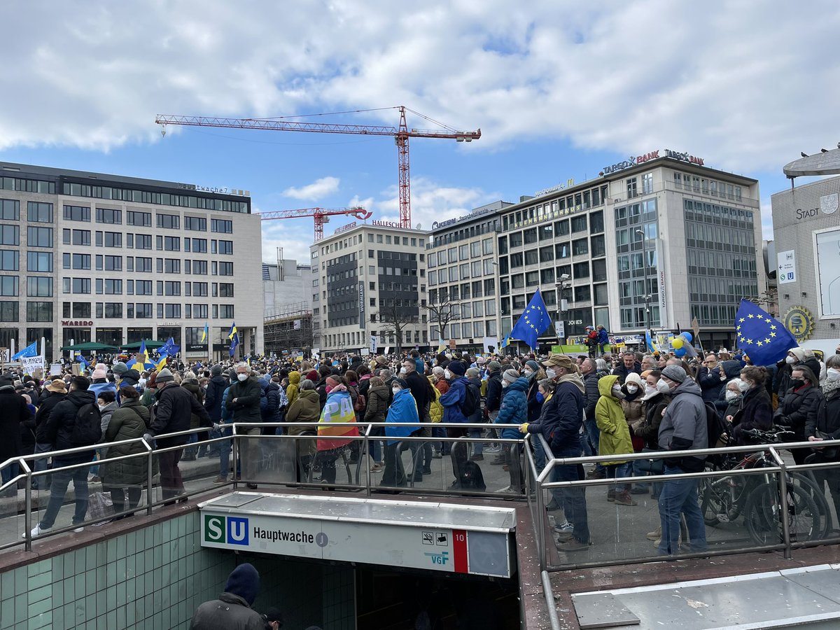 am_fdp's tweet photo. Heute waren wir in Frankfurt bei #PulseOfEurope in #Frankfurt #StayWithUkraine #fdpliederbach #fdp https://t.co/7oJWVeQMaB