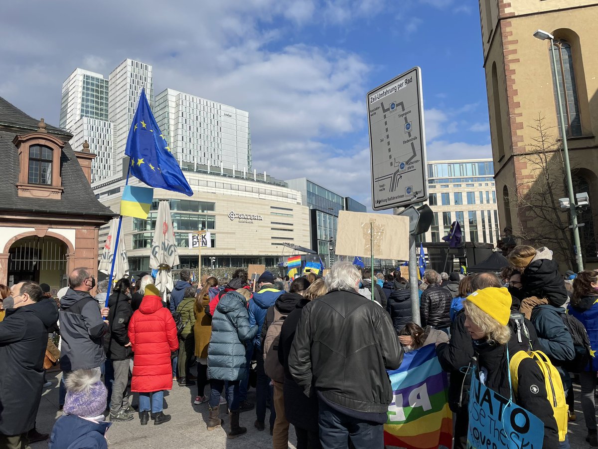 am_fdp's tweet photo. Heute waren wir in Frankfurt bei #PulseOfEurope in #Frankfurt #StayWithUkraine #fdpliederbach #fdp https://t.co/7oJWVeQMaB