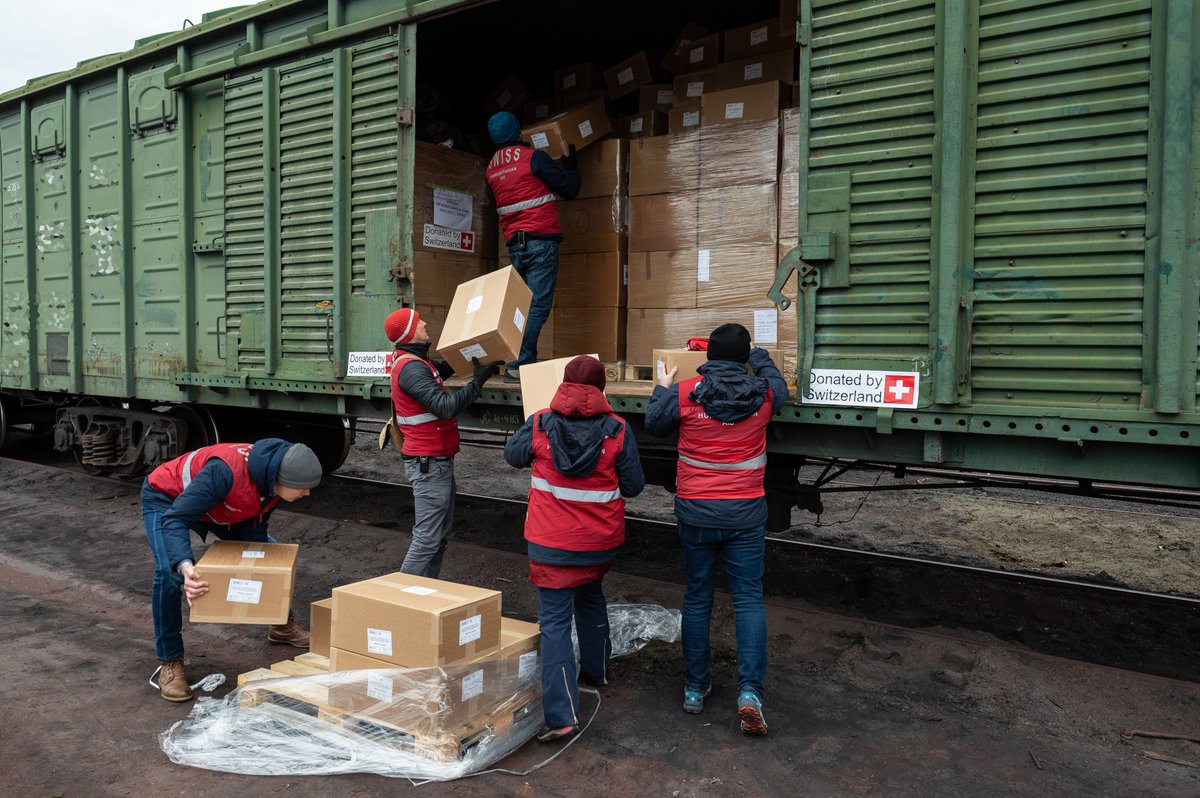 SwissHumAidUnit's tweet photo. 35 tons of medical supplies from Switzerland🇨🇭for emergency humanitarian aid just arrived in #Kyiv. The aid is urgently needed for hospitals serving the #Ukrainian population. The @SwissHumAidUnit organised the transport by rail to Ukraine 🇺🇦. https://t.co/Xln2bdqZMP