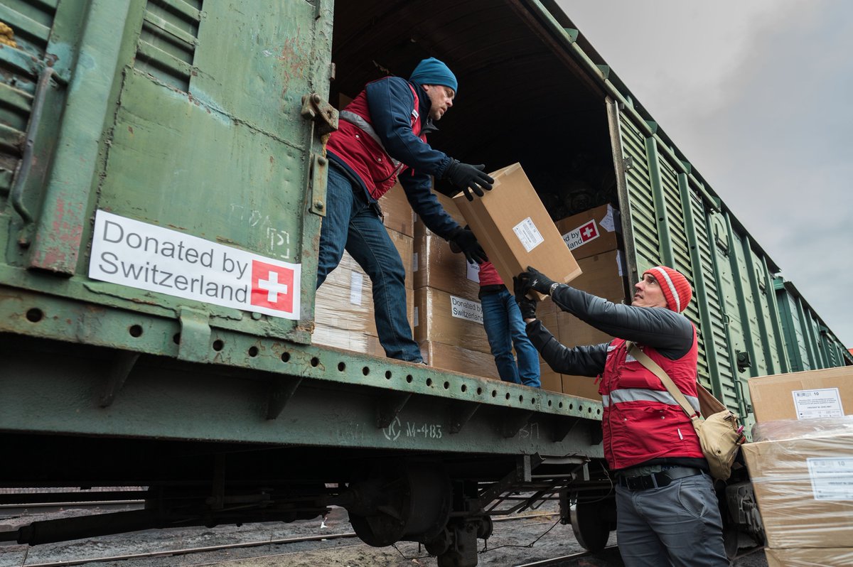 SwissHumAidUnit's tweet photo. 35 tons of medical supplies from Switzerland🇨🇭for emergency humanitarian aid just arrived in #Kyiv. The aid is urgently needed for hospitals serving the #Ukrainian population. The @SwissHumAidUnit organised the transport by rail to Ukraine 🇺🇦. https://t.co/Xln2bdqZMP