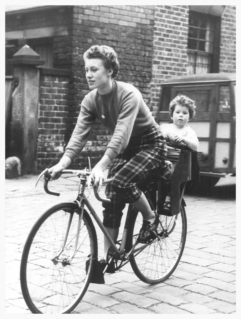 Cool Bike Art 🚴 on Twitter: "British cycling champion Beryl Burton and  daughter Denise #InternationalWomensDay #InternationalWomensDay2022  https://t.co/TE13TckJlR" / Twitter