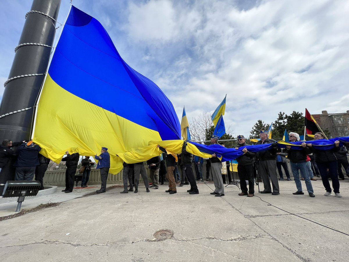 Jenna_Barnes's tweet photo. Ukrainian American veterans help hoist a giant Ukrainian flag (30 feet x 60 feet) over the Kennedy Expressway in Chicago. They say it’s the biggest Ukrainian flag in the U.S. 🇺🇦 https://t.co/TLkUULTbmi