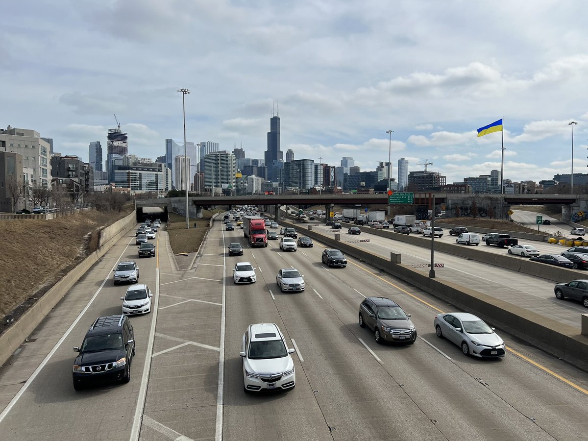 Jenna_Barnes's tweet photo. Ukrainian American veterans help hoist a giant Ukrainian flag (30 feet x 60 feet) over the Kennedy Expressway in Chicago. They say it’s the biggest Ukrainian flag in the U.S. 🇺🇦 https://t.co/TLkUULTbmi