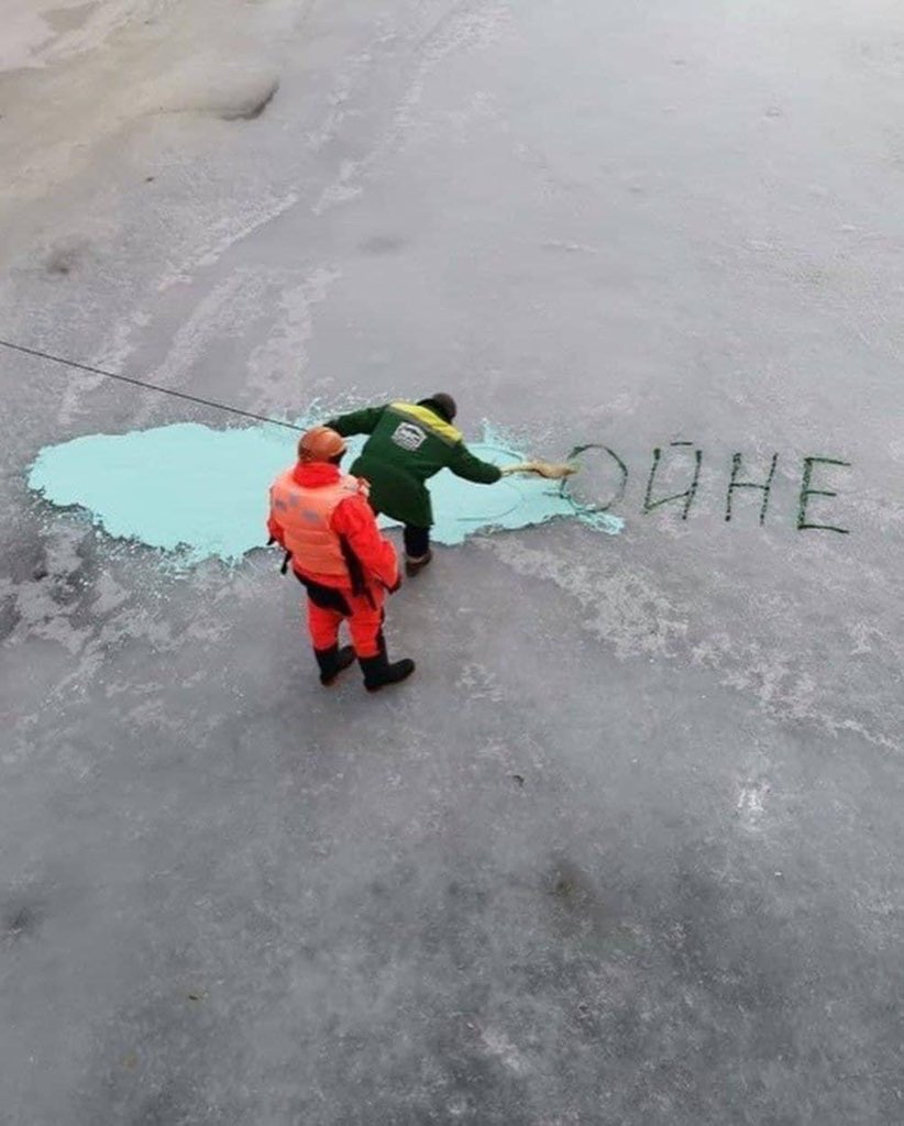 In Russia, the slogan on the ice "no war" is painted over. Once again, they do it on the ice!
#StandWithUkraine