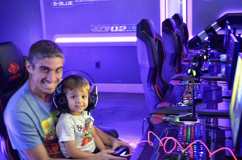 ViceZonegg's tweet photo. Start them young 👨👦👀
#ViceZone #Esports #Miami https://t.co/3Ueh4ijUgT