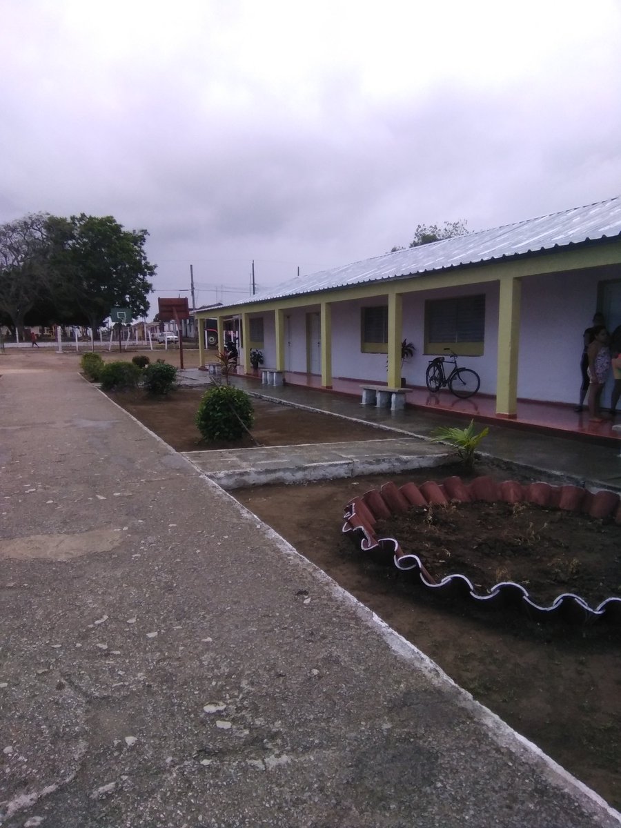 IsabelR38309780's tweet photo. #Placetas se prepara desde horas tempranas del domingo para recibir este día 7 de marzo un nuevo curso escolar#Cubaviveyabraza#DPEVillaclara https://t.co/Qit419RFrV