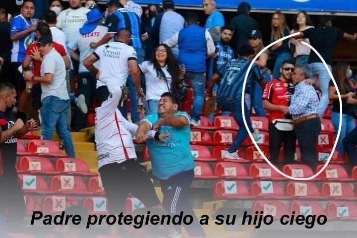 InfoQRoo_'s tweet photo. ⚠️ ESTA IMAGEN ESTA DANDO VUELTA AL MUNDO ⚠️UNA IMAGEN TRISTE Y DOLOROSA

Un padre protegiendo a su hijo ciego, una de muchas de las fotos del lamentable hecho ocurrido el dia de ayer durante el partido de Atlas contra Querétaro. #méxico https://t.co/ZMzDEcGWz5