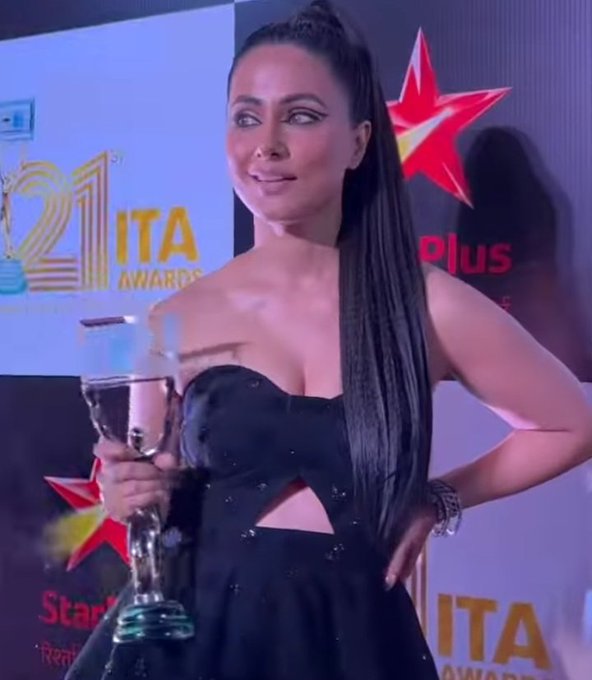 Oneindia's tweet photo. .@eyehinakhan won BEST ACTRESS for her movie #Lines at #ItaAwards

#HinaKhan #ItaAwards2022 https://t.co/jMCajSIeYS