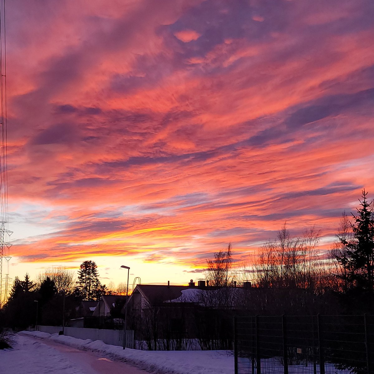 Taivaskin muuttui verenpunaiseksi symboloimaan sodan kauheuksia. #StopPutinNOW #StandWithUkraine️