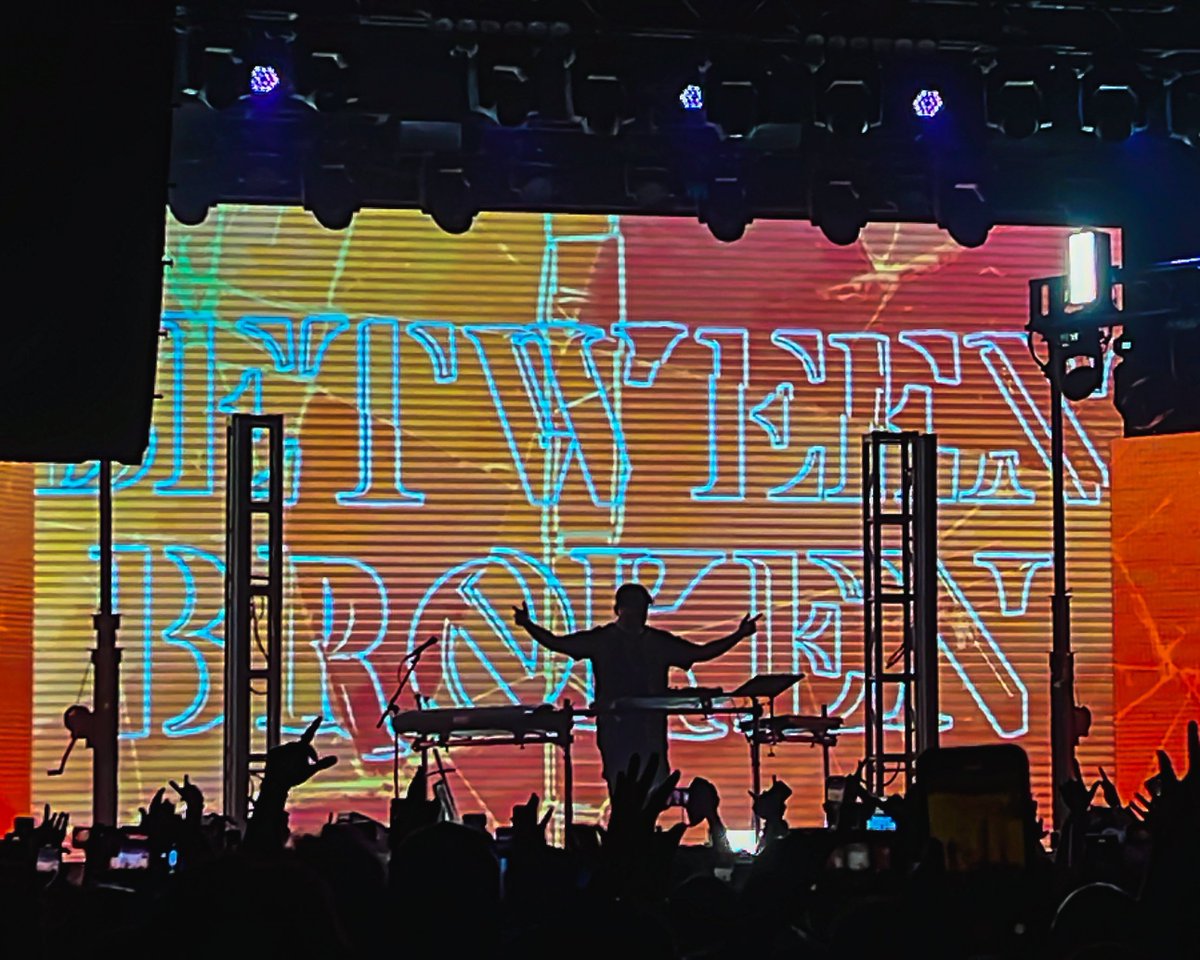 4vedmonds's tweet photo. @iamdabinlee Thank you for blessing us with an amazing night, a beautiful set w/ stunning visuals. I hope Dallas made you proud 🖤 https://t.co/mWAtsHzHUO