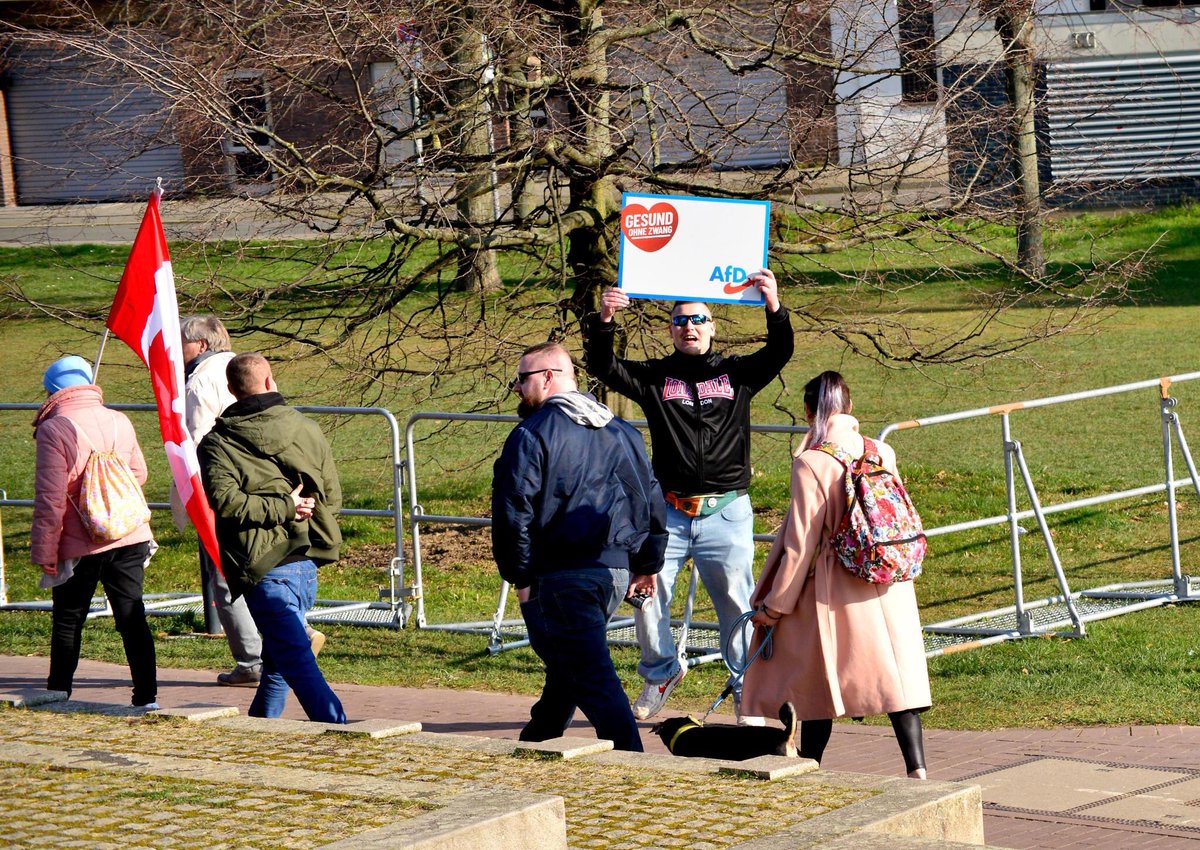 Alerta0211's tweet photo. Gerade gehe ich durch meine Fotos von #dus0503. Bevor ich einen etwas ausführlicheren Thread starte, hier schon mal Teile der #noAfD Anhängerschaft. Die extrem-rechte Partei hielt am gestrigen Samstag eine Kundgebung vor dem #Duesseldorf|er Landtag ab. https://t.co/MN41Orz3nT