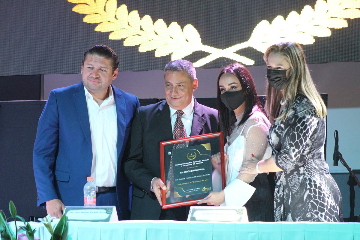 elvolcandiario's tweet photo. La @CanacoGuzman dignificó la figura del empresario y destacó la labor que llevan a cabo las empresas del municipio, poniendo en valor su contribución al desarrollo social y económico del mismo y la región.
#diarioelvolcán 

https://t.co/NeQVo6JQTs https://t.co/Cy02zGQfJn