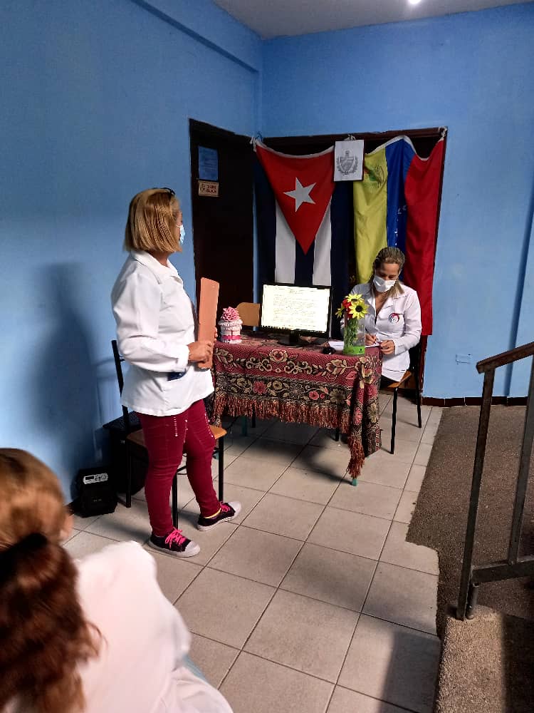 CdiEscuque's tweet photo. Realizando d bate del código de la familia cubana. #SomosCuba #SomosContinuidad #HeroesDeLaSalud https://t.co/uxggZRsRQG
