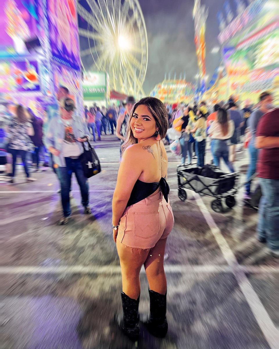 julissae2002's tweet photo. #HoustonRodeo I love you 💗 https://t.co/ZZDwISThki
