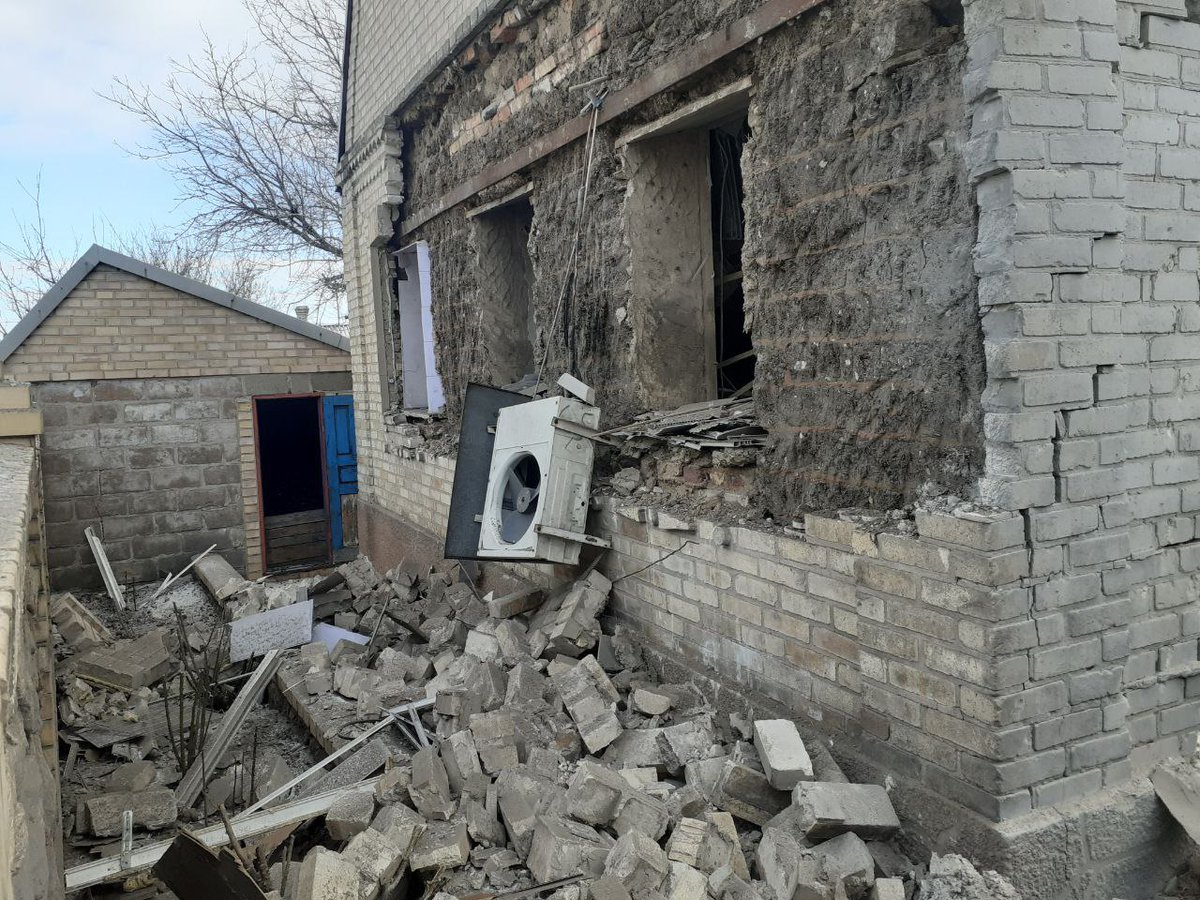 Сводки лнр сегодня. Разрушенные дома в Украине. Разрушенный частный дом Донбасс. Разрушенные дома в Донецке. Разрушенные частные дома на Донбассе.