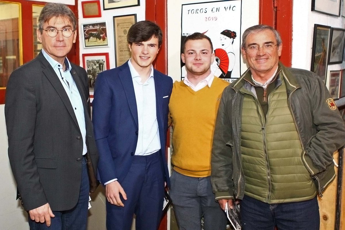 PenaALosToros's tweet photo. La Peña A Los Toros a eu le très grand plaisir de recevoir hier soir le novillero Tristan Barroso, Jean François, Majesté ganadero de La Espera et Luis Reina, co-directeur de l'école Taurine de Badajoz et matador de Toros.
Merci à tous les 3 ! https://t.co/7UlcdUIjh7