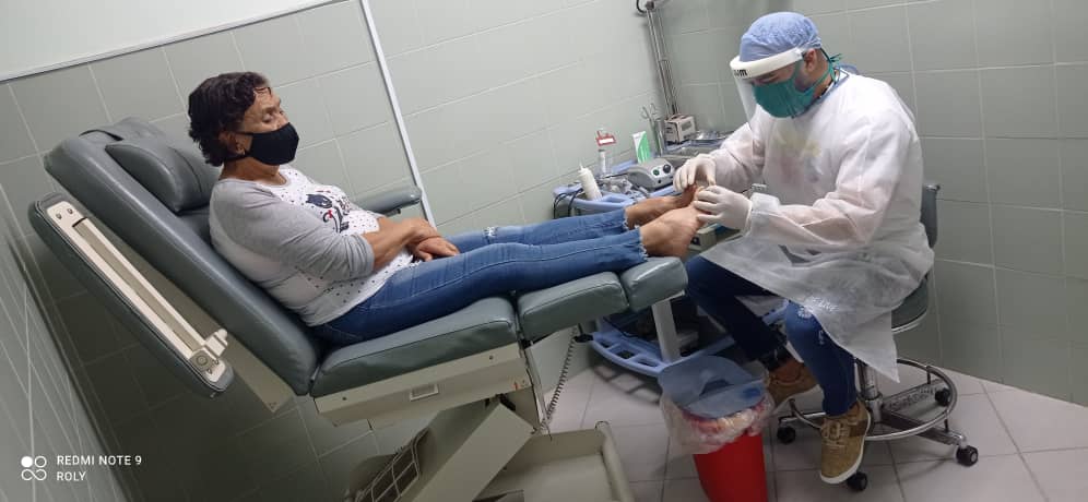 CdiEscuque's tweet photo. Aplicando tratamiento y seguimiento a pacientes que acuden a la consulta de podología. #CubaPorLaVida #CubaPorLaSalud #CubaCoopera #SomosCuba https://t.co/IKISDfUJqu