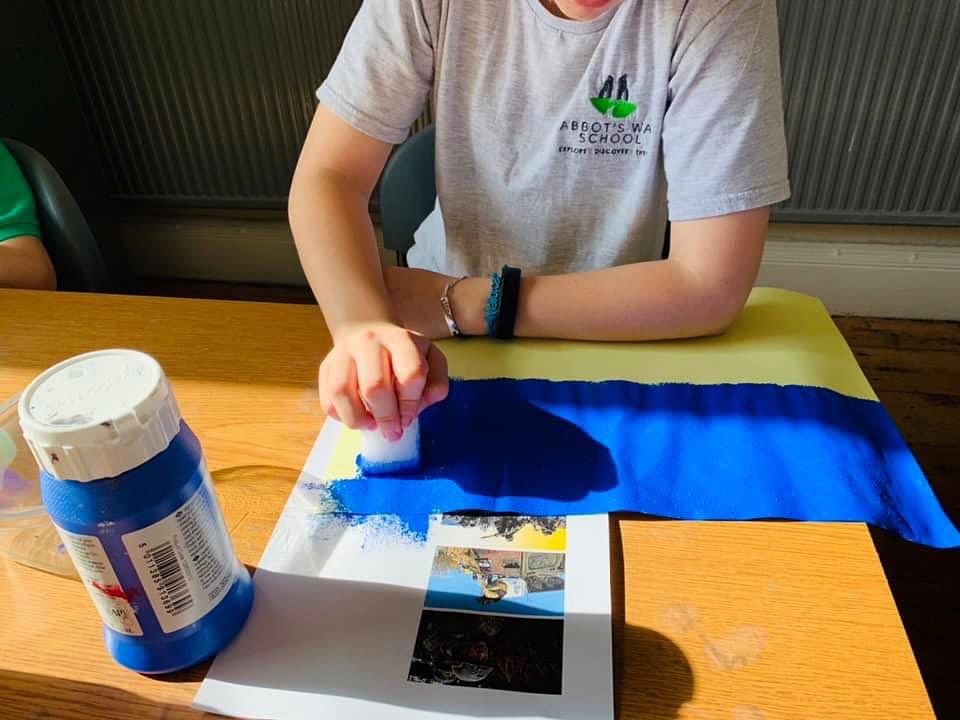 abbot_way's tweet photo. New week, new #challenge 💪👣💙💛 

Please donate what you can, and share our JustGiving page far and wide to support our students in supporting #Ukraine 🙌 🌍 🦢🌿

#endeavour #kindness #BeyondAbbotsWay 🇺🇦 

https://t.co/eOh9lw3jNF https://t.co/PRQtq6pQhb