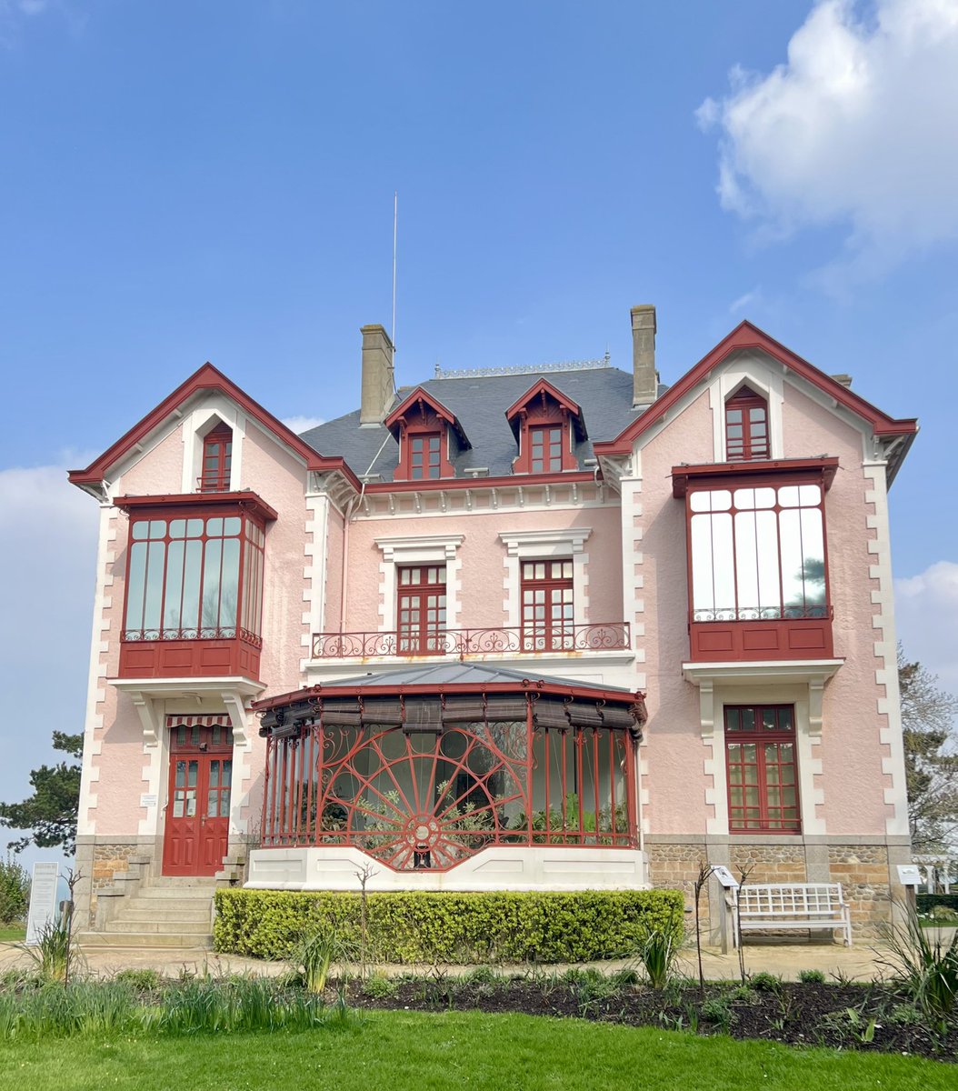 Ballade à #Granville, notre Monaco du Nord avec <a href="/train_nomad/">SNCF NOMAD TRAIN</a>  et #GuideMichelinXTER  🌊 🥾🎒
<a href="/MuseeDior/">Musée Christian Dior</a>: magnifique jardin 🤩🏡⛲️
#MyNormandy #plusdeTERmoinsdeCO2