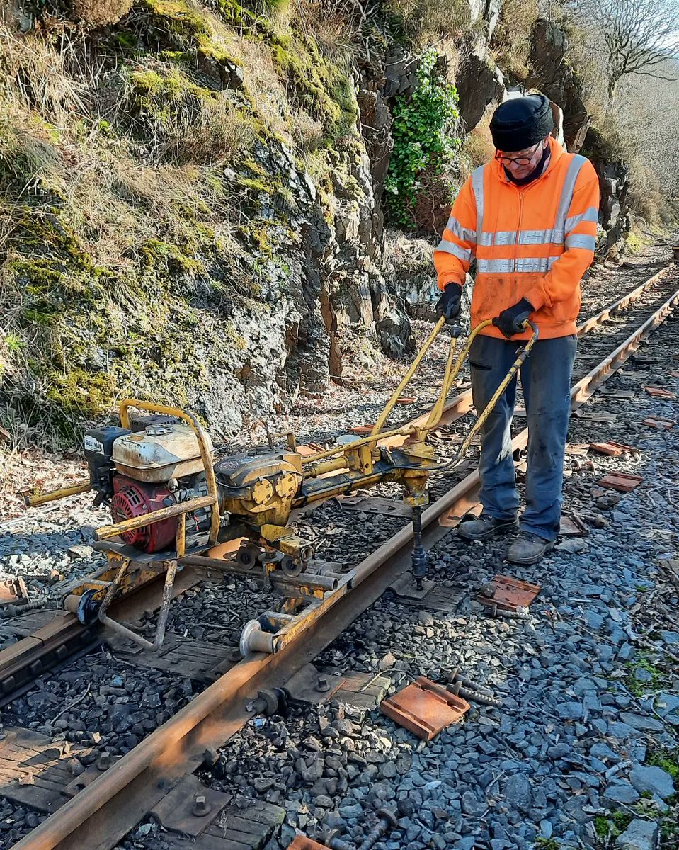 dee_mersey's tweet photo. We've just finished 3 days #volunteering @festrail 
Continuing replacing baseplates from our February visit.
We were blessed with excellent weather &amp; achieved a lot.
#NorthWales #railway https://t.co/ib29ZTdgWk